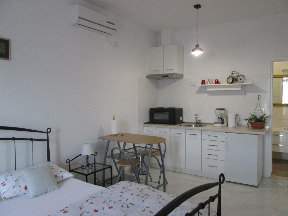 Apartments Lumbardina Lumbarda Bagian luar foto
